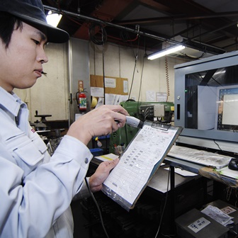 工場内の防塵ボックス入りPC