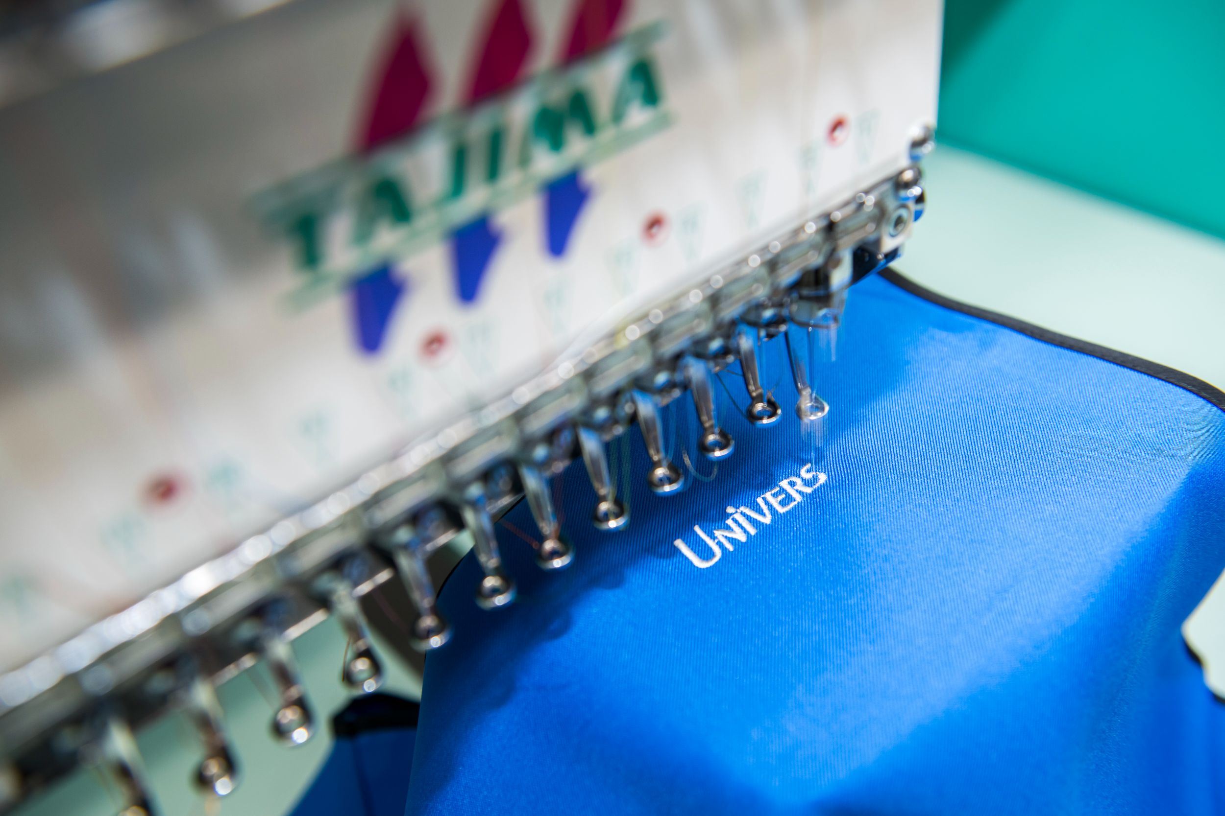 東京本社内でも刺繍等の追加工ができる体制を整えている