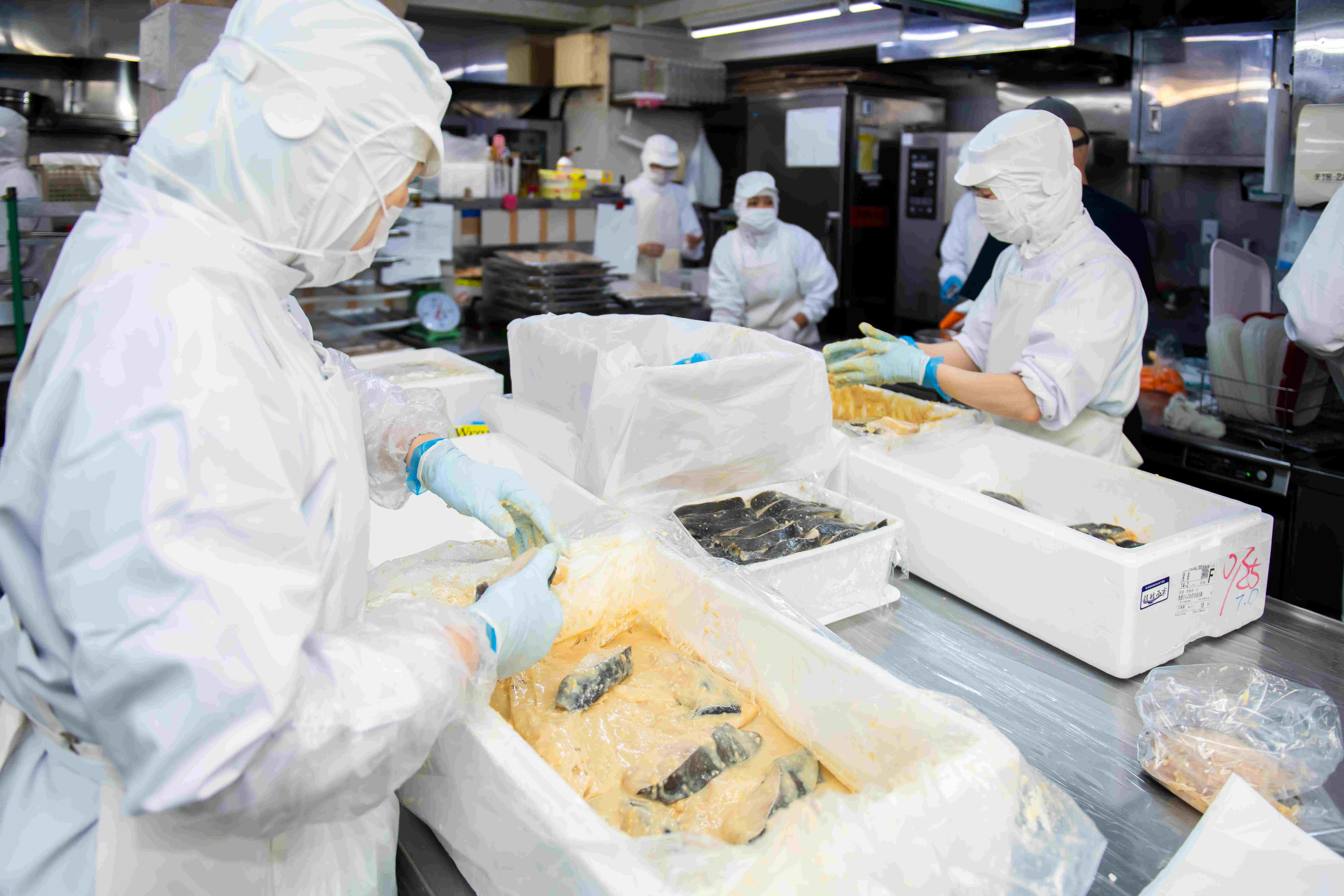 お弁当の製造風景